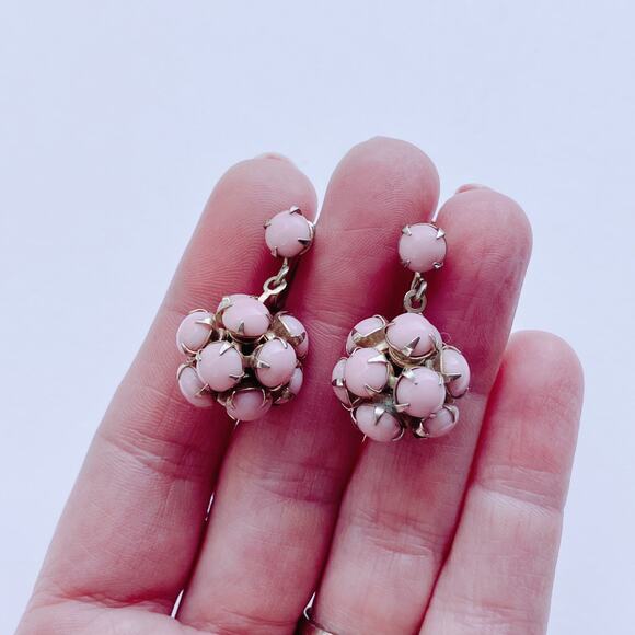 VTG 50s Pink Milk Glass Cluster Earrings Screwback Mid Century Moonglow Style - Picture 4 of 7